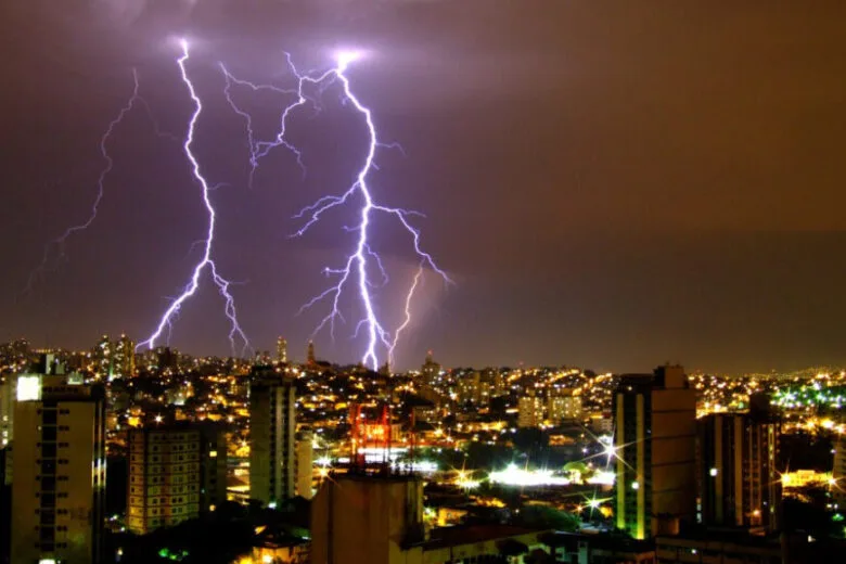 Minas Gerais em alerta: cuidados essenciais durante tempestades com raios