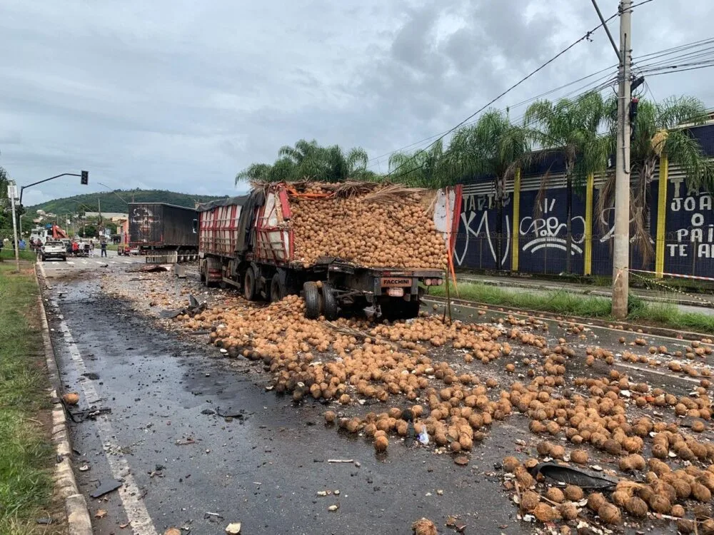 Acidente com nove veículos interdita a Via Expressa de Contagem e causa transtornos no trânsito