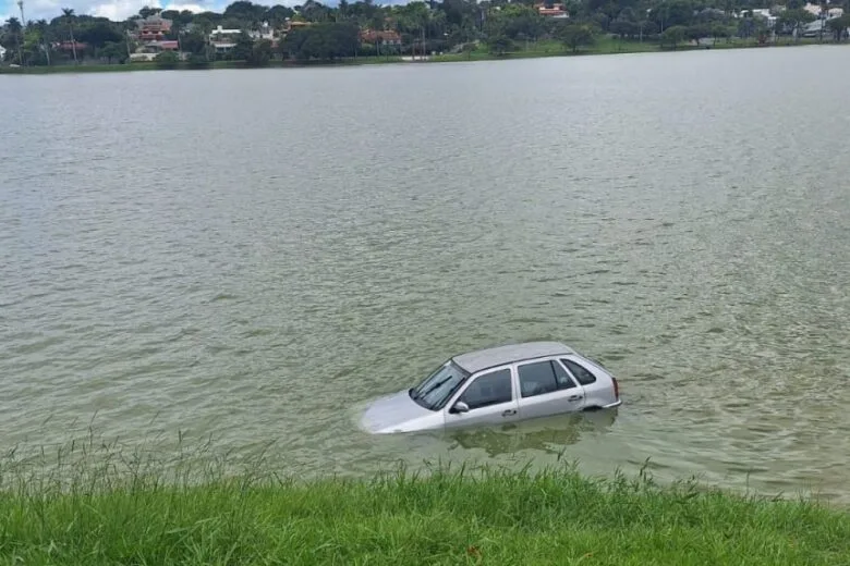 Carro cai na Lagoa da Pampulha após motorista passar mal