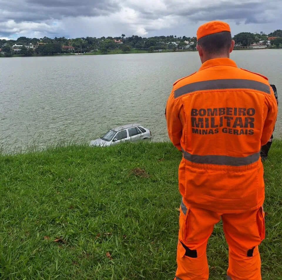 Carro cai na Lagoa da Pampulha após motorista passar mal