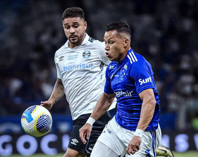 Marlon é observado por grandes clubes do Brasil e Cruzeiro considera venda