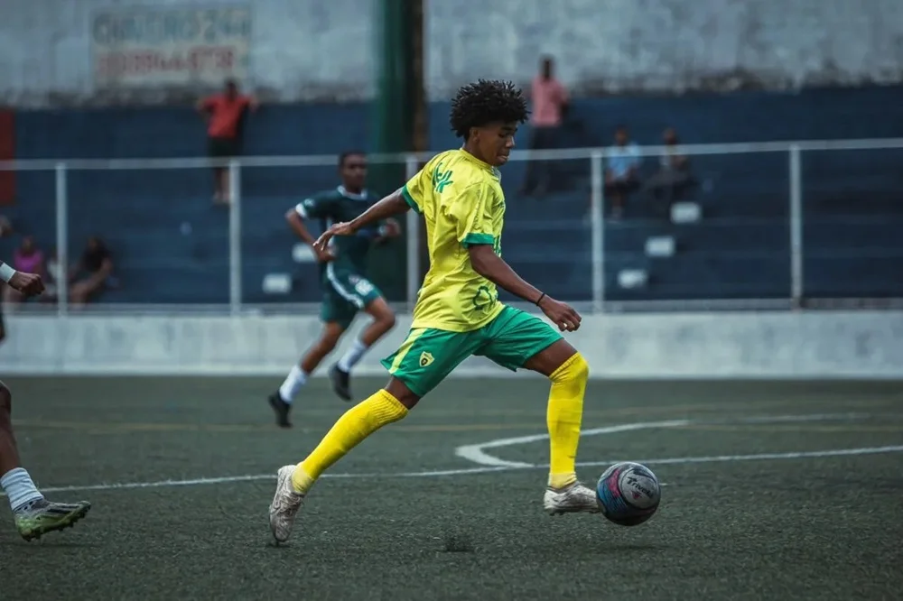 Jovem de Itabira busca realizar sonho de ser jogador profissional e precisa de apoio para viagem à Polônia
