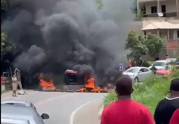 Moradores protestam contra falta d’água e fecham rodovia MGC-120 em Santa Maria de Itabira