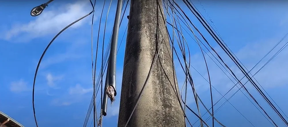 Imagem: Cabos e fios soltos preocupam a população de Itabira