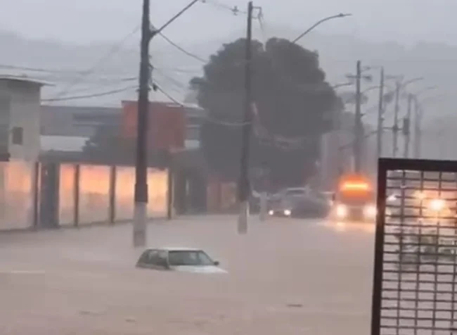 Vídeo: temporal provoca alagamentos, arrasta carros e causa prejuízos em Coronel Fabriciano