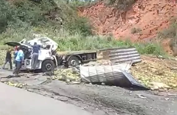 BR-381: caminhão carregado com melancias capota e uma pessoa morre em Sabará