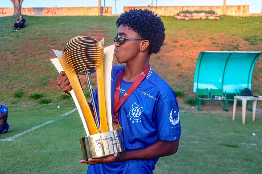Jovem de Itabira busca realizar sonho de ser jogador profissional e precisa de apoio para viagem à Polônia