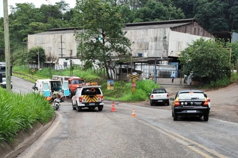 João Monlevade: Motociclista sofre acidente em linha férrea na Estrada do Forninho