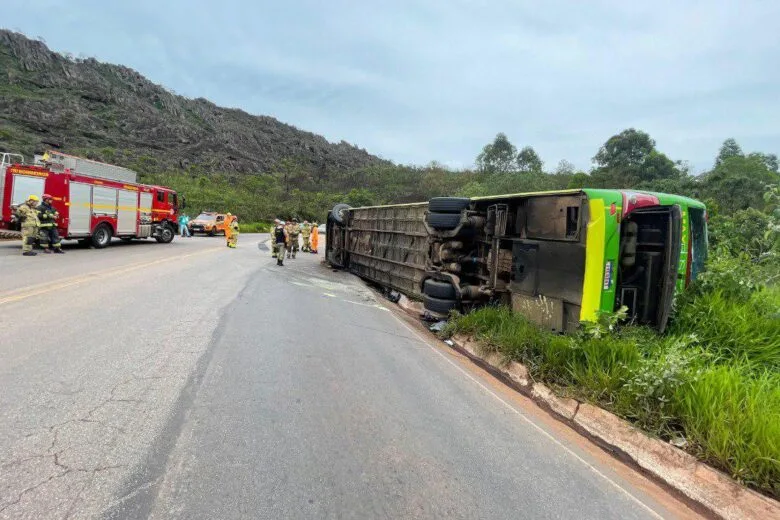 Ônibus tomba na BR-356 em Itabirito e deixa 16 pessoas feridas