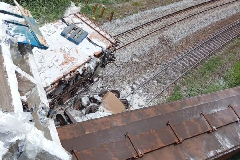 Caminhão capota na BR-381 em Nova Era; carga de sal atinge linha férrea e causa descarrilamento