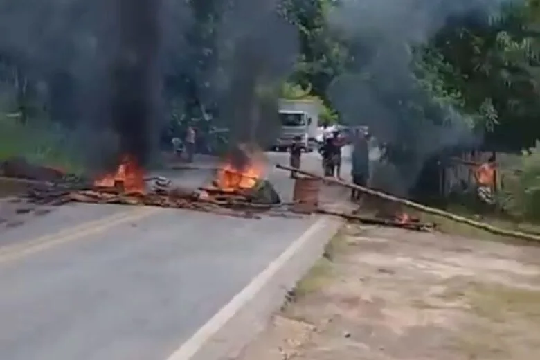 Protesto por falta de energia interdita MG-120 em Ferros