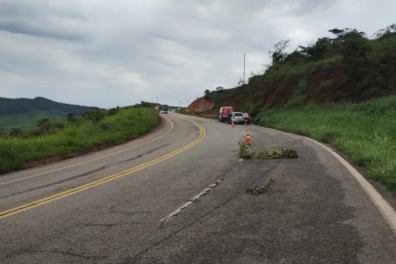 Motociclista sofre acidente na BR-381 após distração e é encaminhado ao hospital