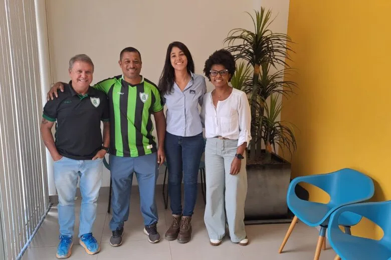 Ronaldo Capoeira se reúne com representante do América-MG para discutir escola de futebol gratuita do clube em Itabira