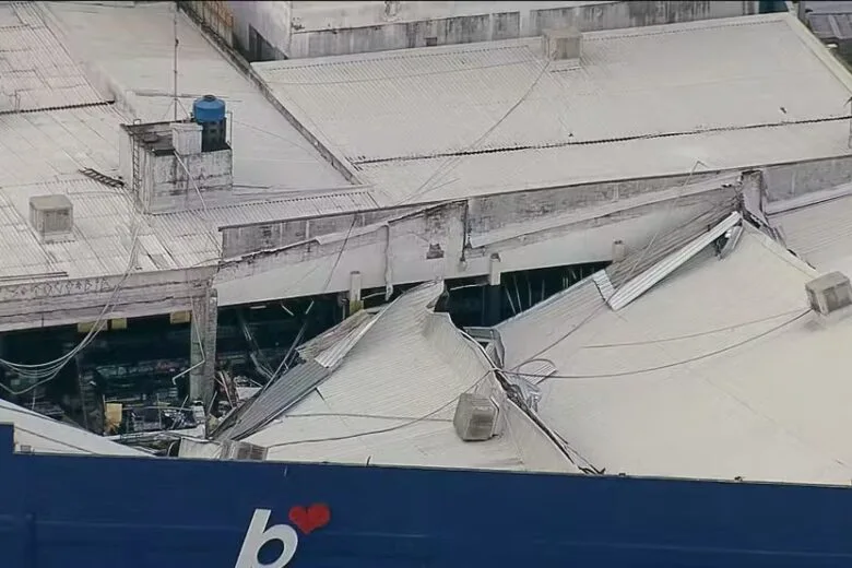 Parte do teto de supermercado desaba durante chuva com granizo em Barueri