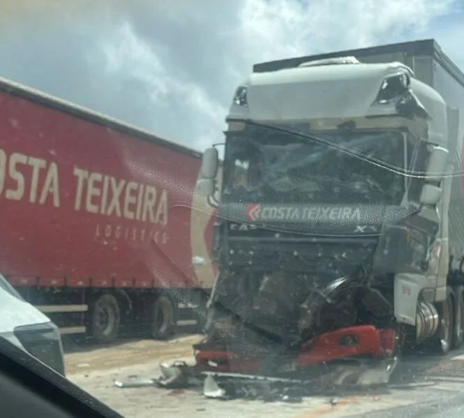 Motorista é socorrido após colisão entre duas carretas na BR-381