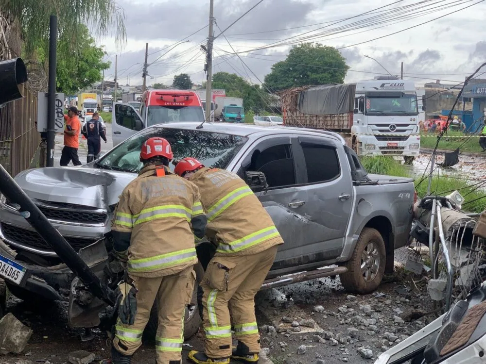 Acidente com nove veículos interdita a Via Expressa de Contagem e causa transtornos no trânsito