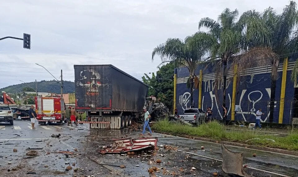 Acidente com nove veículos interdita a Via Expressa de Contagem e causa transtornos no trânsito