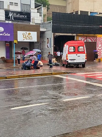 Idosa é atropelada na faixa de pedestres, em Itabira