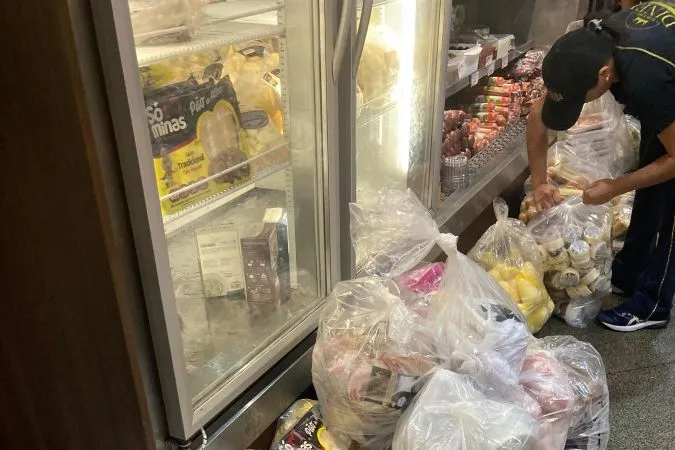 Procon apreende e descarta 5,3 toneladas de alimentos adulterados em Uberaba