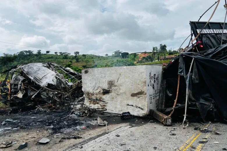 Número de vítimas em acidente na BR-116 sobe para 41; motorista de carreta está foragido