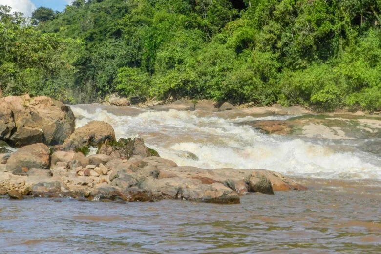 Jovem desaparece após se afogar na cachoeira Toca do Beto, em Brumadinho