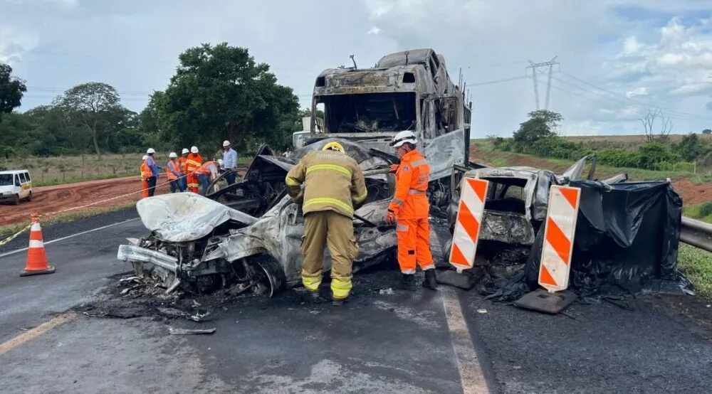 Grave colisão na BR-365 deixa três mortos carbonizados e outras três pessoas feridas