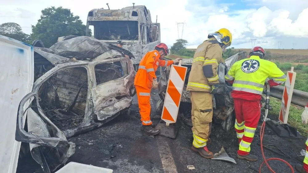 Grave colisão na BR-365 deixa três mortos carbonizados e outras três pessoas feridas