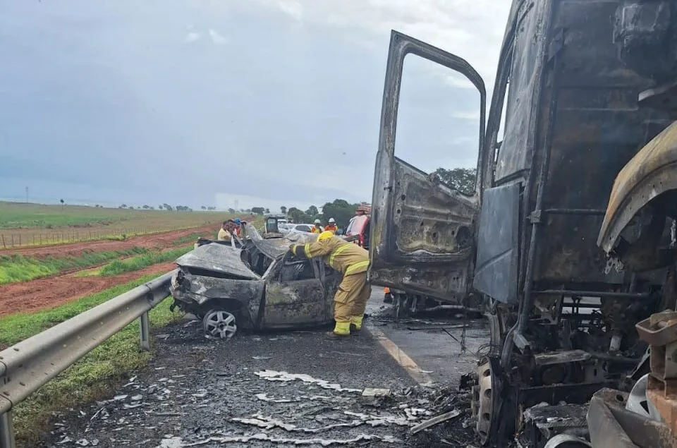 Grave colisão na BR-365 deixa três mortos carbonizados e outras três pessoas feridas