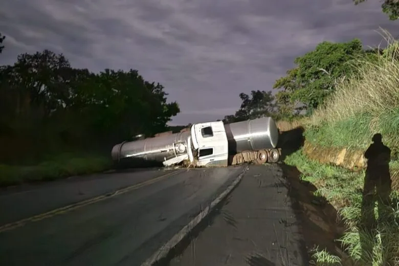 Dois acidentes com caminhões-tanque interditam a BR-365 em Minas Gerais