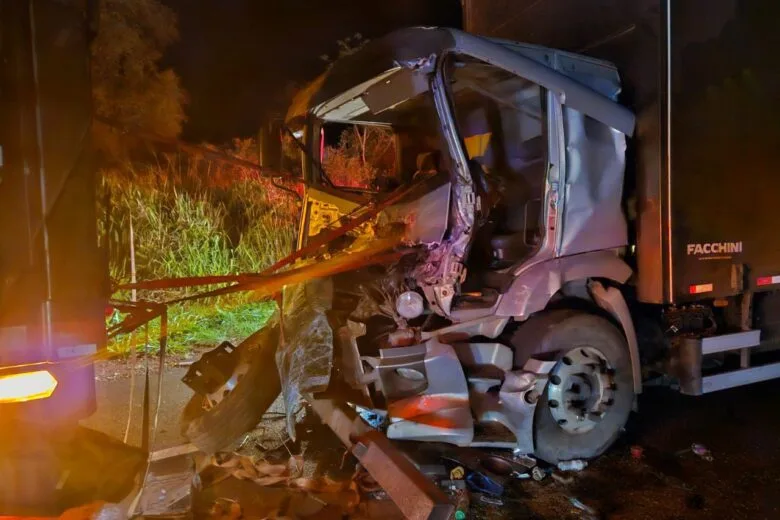 Quatro pessoas morrem em colisão frontal entre carro e ônibus na BR-135