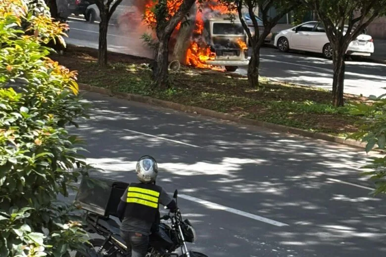 Kombi pega fogo na Afonso Pena, em BH, e fica totalmente destruída