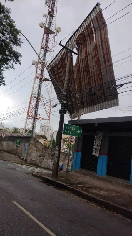 Telhado de loja é arrancado pelo vento durante temporal em BH