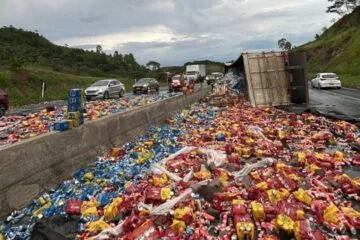 Carreta tomba na BR-040 em Juiz de Fora e deixa quatro feridos, incluindo duas crianças