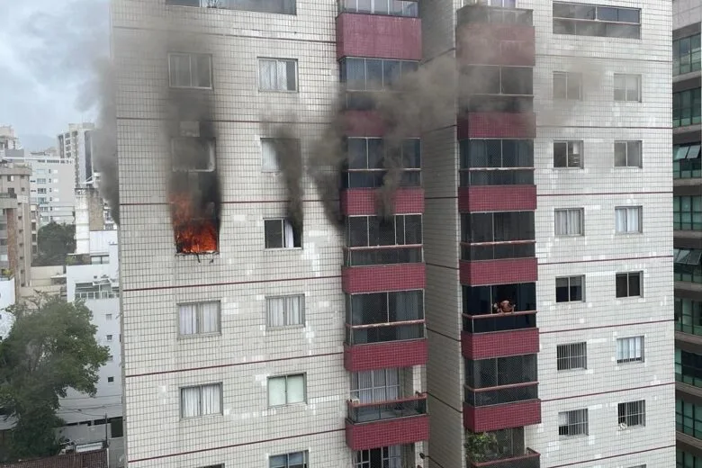 Incêndio em apartamento no bairro Carmo mobiliza bombeiros em BH