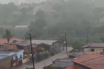 Chuva forte em Santa Luzia deixa ruas alagadas duas vezes em menos de uma semana