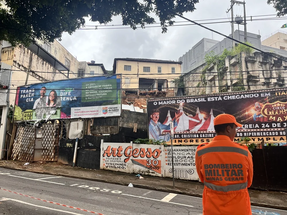 Duas paredes de casarão histórico desabam e voltam a causar apreensão no Centro de Itabira