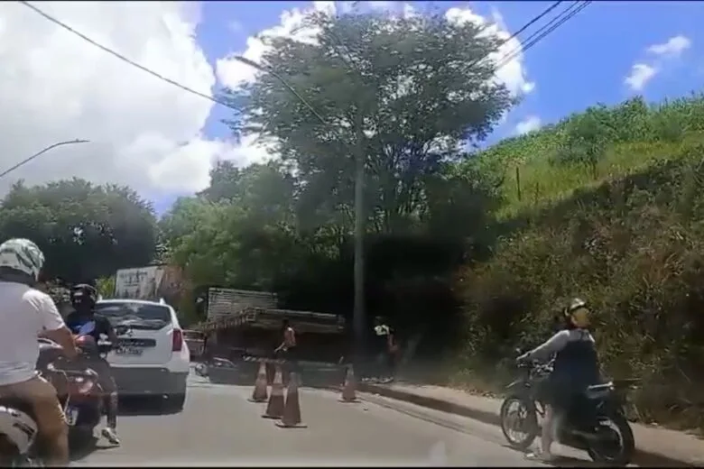 Motociclista bate na traseira de caminhão e é socorrido pelo Samu, em Itabira