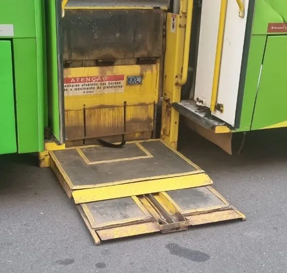 Elevador de ônibus da Cisne “despenca” e cadeirante precisa ser socorrido pelo Samu, em Itabira