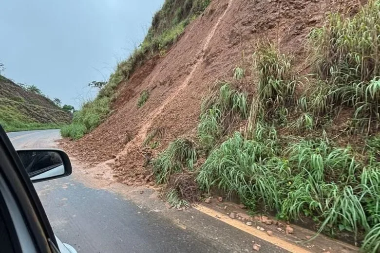 PM orienta motoristas após deslizamento e risco em rodovia de Minas Gerais