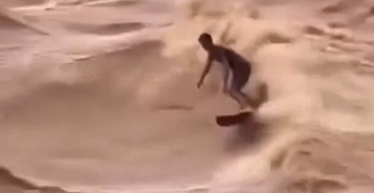 Surfando na cheia: homem desafia correnteza do Rio Doce em Governador Valadares; veja o vídeo