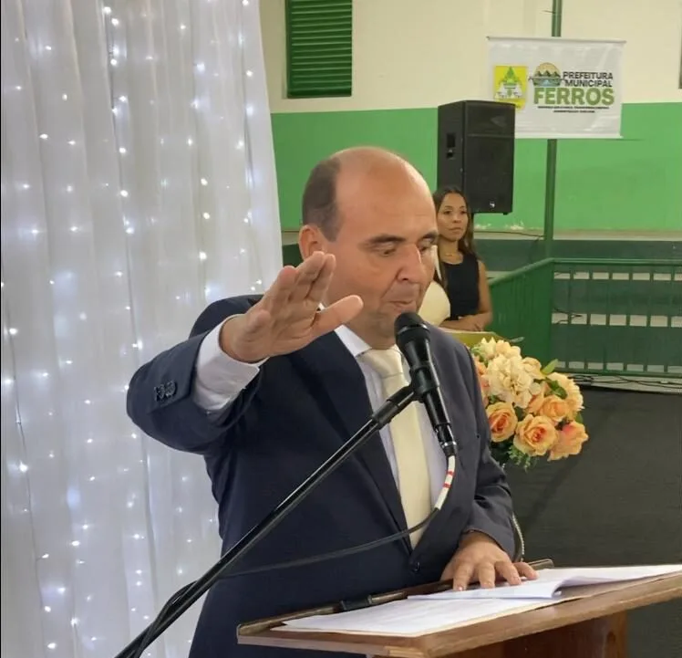 Carlos Elísio assume a Prefeitura de Ferros após quatro mandatos como vereador Carlos Elísio assume a Prefeitura de Ferros após quatro mandatos como vereador