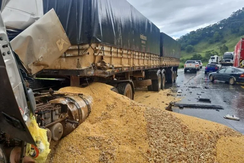 Acidente entre carreta e caminhão interdita a BR-381, em João Monlevade