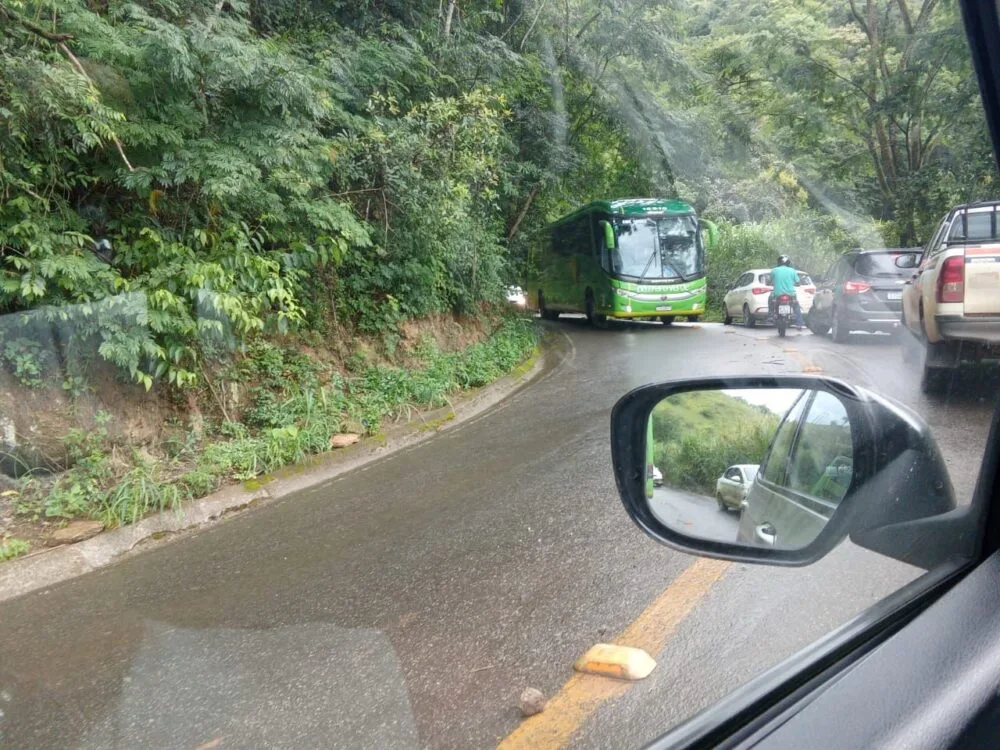 Acidente entre carro e carreta interdita a BR-381, em João Monlevade