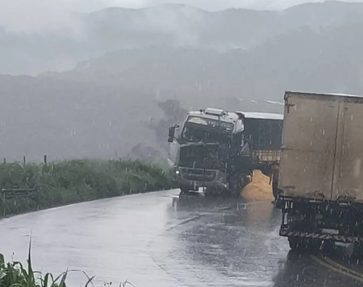 Acidente entre carro e carreta interdita a BR-381, em João Monlevade