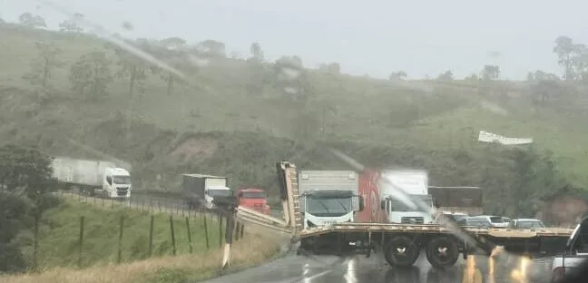 Acidente entre carro e carreta interdita a BR-381, em João Monlevade