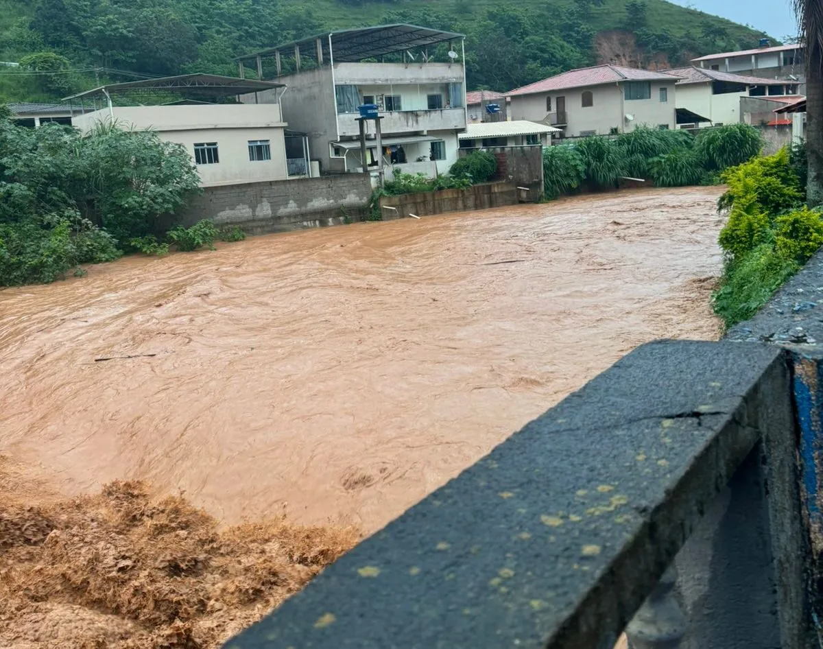 Temporal provoca caos e destruição em Dom Silvério