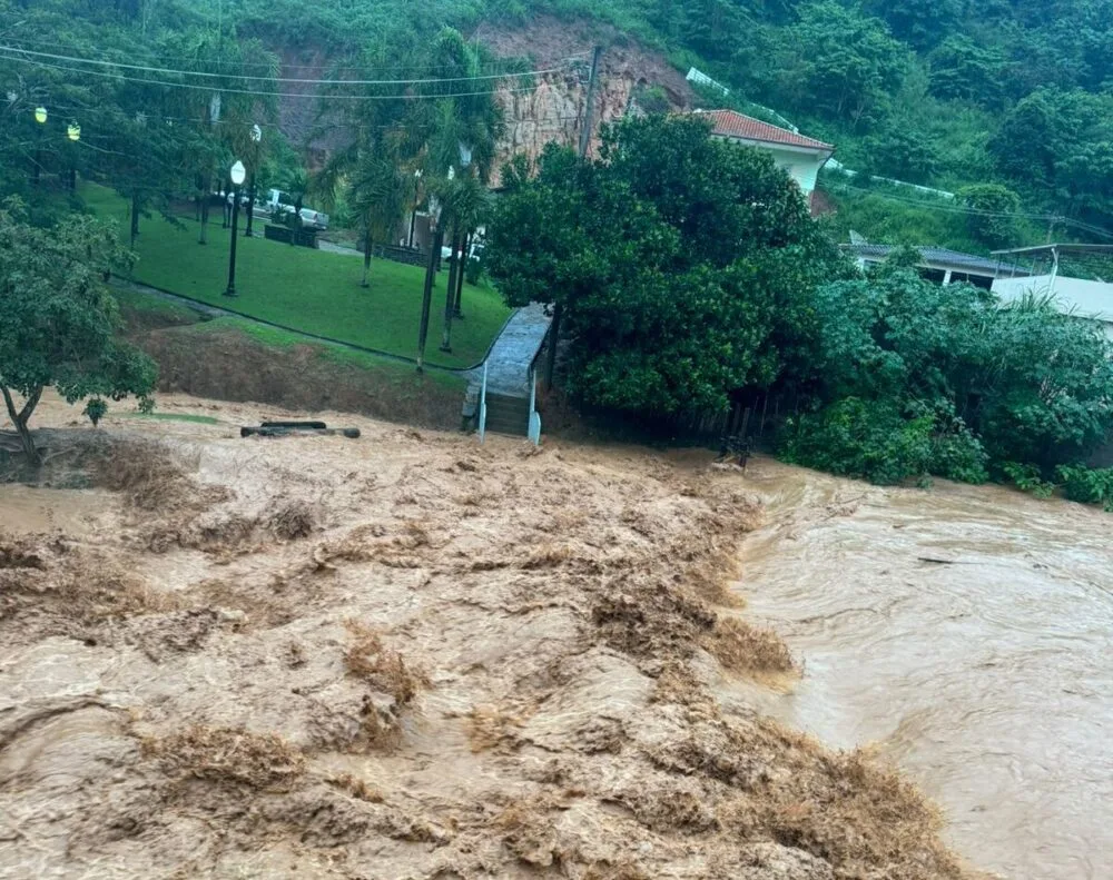 Temporal provoca caos e destruição em Dom Silvério