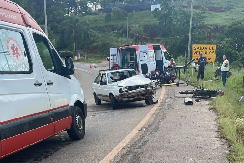 Carro invade contramão e atinge motocicleta em Itabira; piloto teve fratura exposta