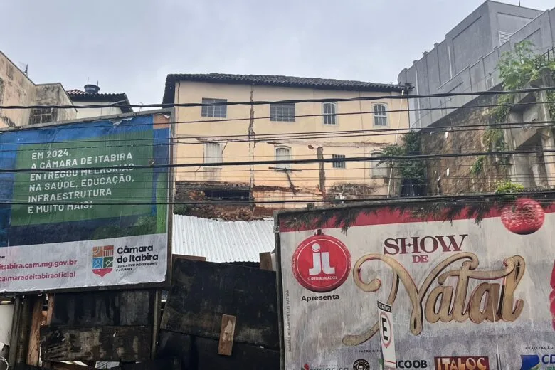 Deslizamento de terra em lote ao lado da antiga agência da Caixa causa apreensão no Centro de Itabira