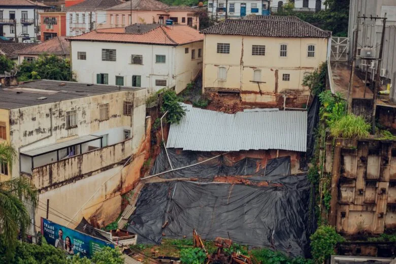 Devido a obra irregular, casarão no Centro de Itabira corre risco de desabamento; agência do Banco do Brasil é interditada